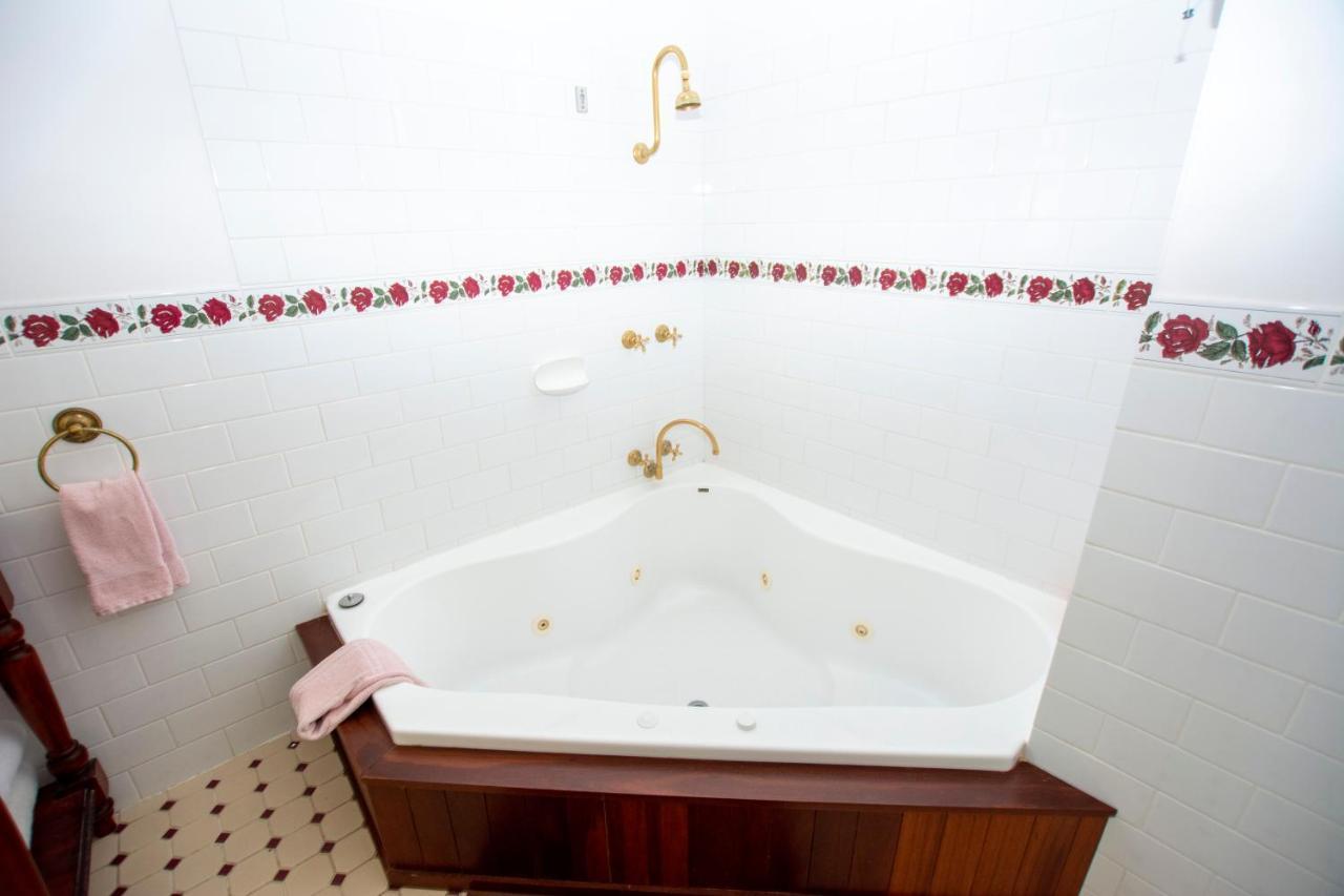 Rosebridge House Bed & Breakfast Adult Retreat Gooseberry Hill Esterno foto